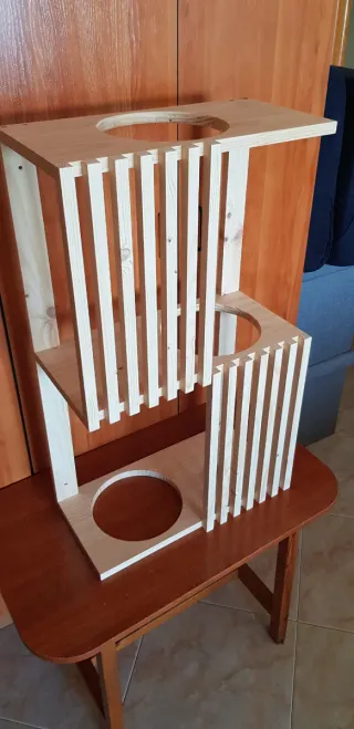 Estantería para gatos de madera con reja