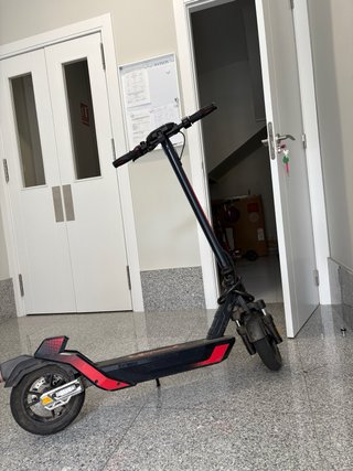 Patinete Eléctrico Negro y Rojo