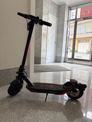 Patinete Eléctrico Negro y Rojo