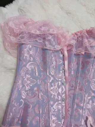 Corsé de disfraz con volantes rosas