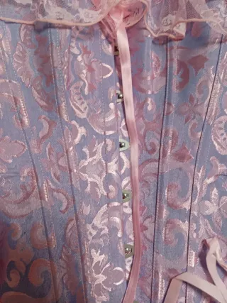 Corsé de disfraz con volantes rosas