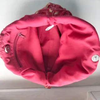 Bolso de mano con asa de madera y abalorios