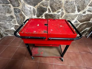 Carro de herramientas rojo
