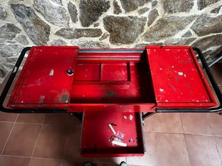 Carro de herramientas rojo