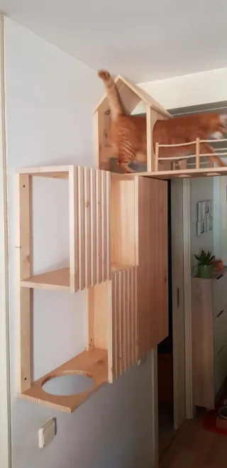 Estantería madera gatos con reja
