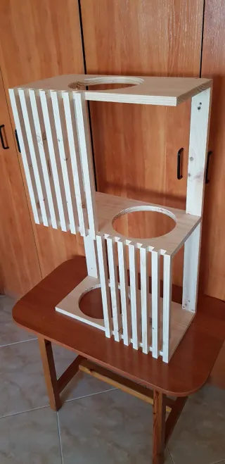Estantería madera gatos con reja