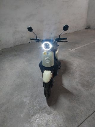 Moto Eléctrica Vostok Scooter Beige/Negro