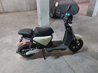 Moto Eléctrica Vostok Scooter Beige/Negro