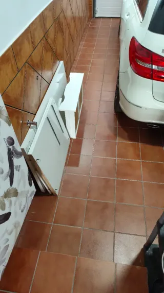 Mesa de escritorio blanca de madera