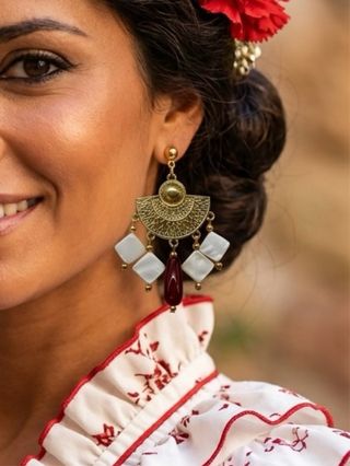 Pendientes Dorados con Detalle Rojo