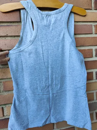 Camiseta sin mangas Nike gris y roja