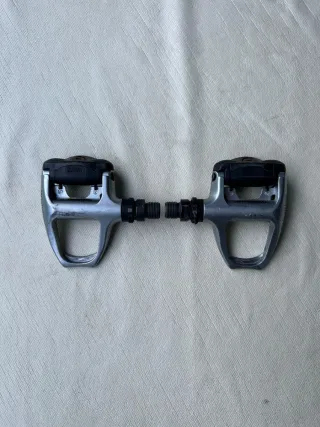Pedales de Shimano  plateados y negros