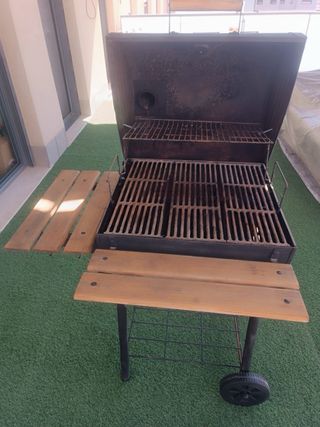 Barbacoa Char-Griller con termómetro.