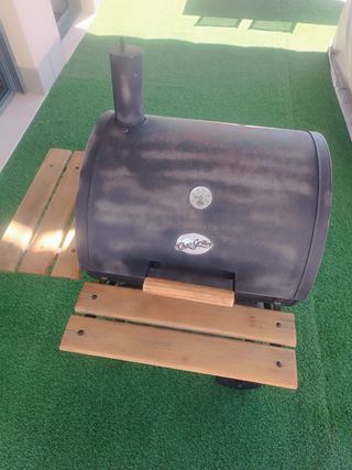 Barbacoa Char-Griller con termómetro.
