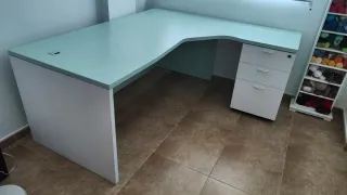 Escritorio profesional con cajonera