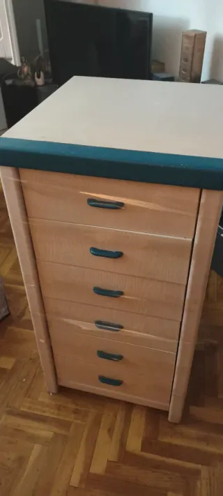 Cajonera de madera y plástico