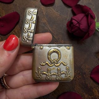 Vesta case antico argentato fine 800 con ghirlande