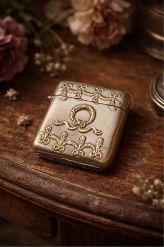 Vesta case antico argentato fine 800 con ghirlande