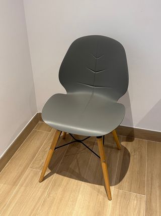 Silla de comedor gris moderna