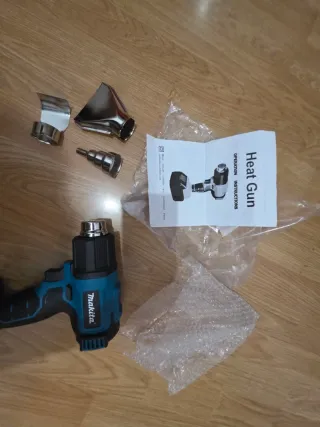 Pistola de calor Makita con accesorios