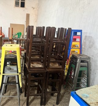 Taburetes metálicos y de madera
