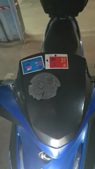 Moto Scooter Azul y Negra