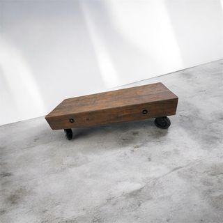 Mesa de centro rústica con ruedas