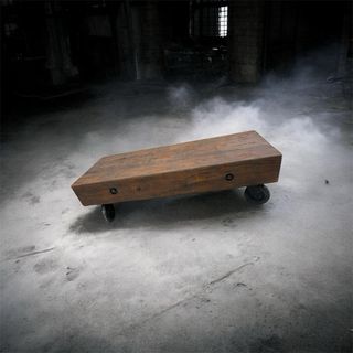 Mesa de centro rústica con ruedas
