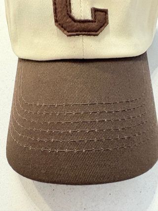 Gorra estilo clásico C beige y camel