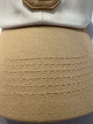 Gorra estilo clásico C beige y camel