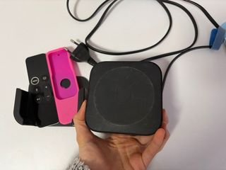Apple TV con mando y funda rosa