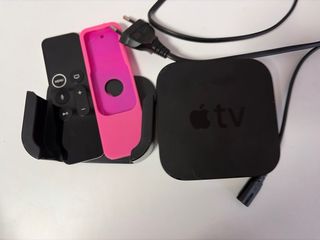 Apple TV con mando y funda rosa