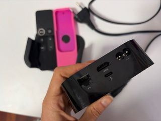Apple TV con mando y funda rosa