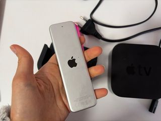 Apple TV con mando y funda rosa