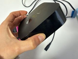 Apple TV con mando y funda rosa