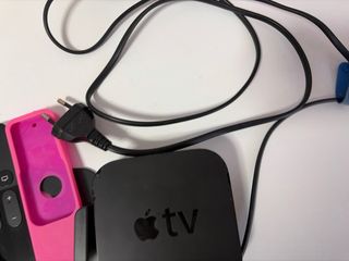 Apple TV con mando y funda rosa