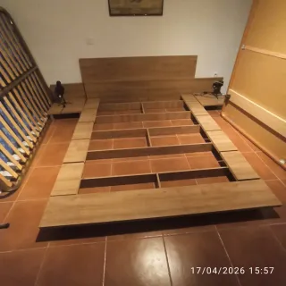 Cama baja de135 cm en madera con somier de láminas