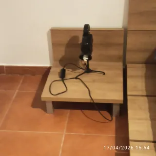 Cama baja de135 cm en madera con somier de láminas