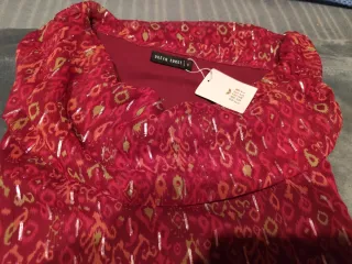 Vestido de fiesta estampado multicolor.