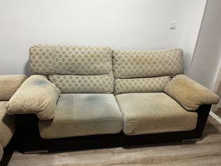 Sofá de tela beige y marrón