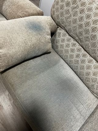 Sofá de tela beige y marrón