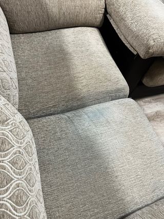 Sofá de tela beige y marrón