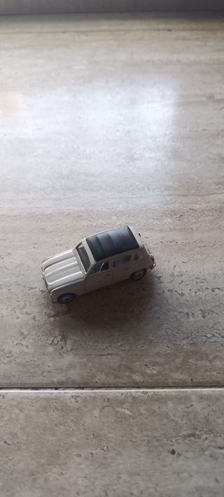 Coche Renault 4 Welly 1:46