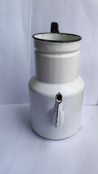 Cafetera antigua esmaltada blanca