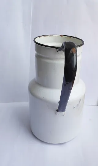 Cafetera antigua esmaltada blanca