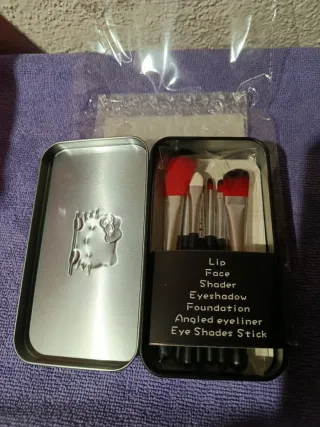 Caja de 7 Pinceles Maquillaje Hello Kitty Negra.