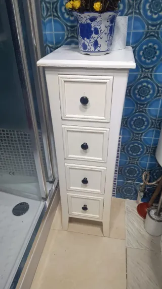 Mueble de madera blanco con cajones