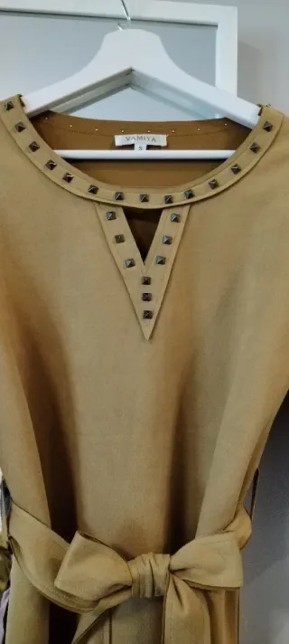 Vestido corto color mostaza con tachuelas.