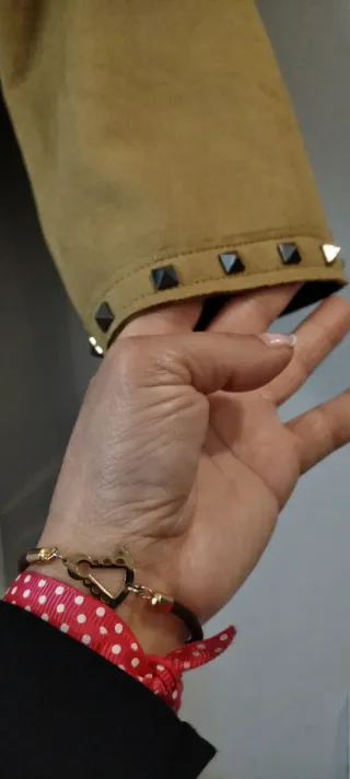 Vestido corto color mostaza con tachuelas.