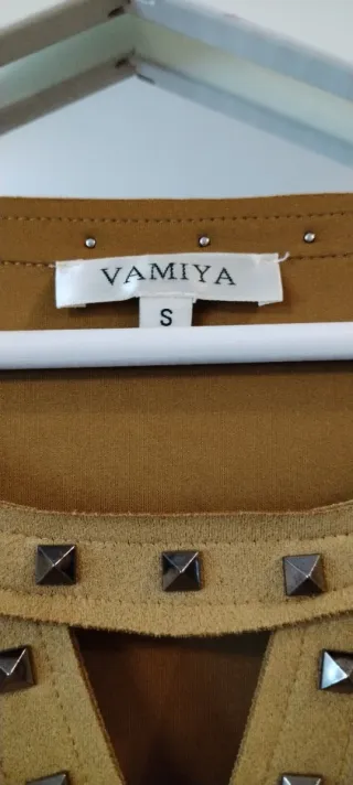 Vestido corto color mostaza con tachuelas.